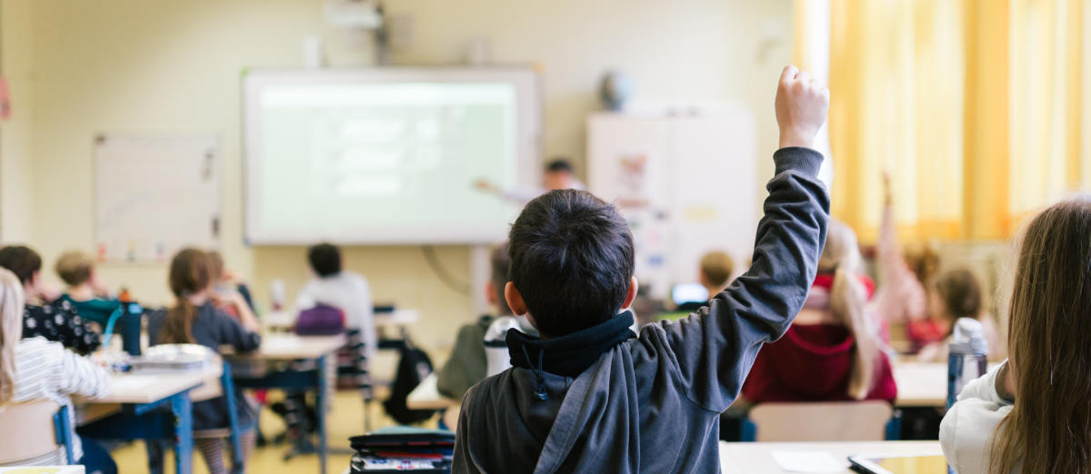 Lehrerin mit Schülern im Klassenzimmer